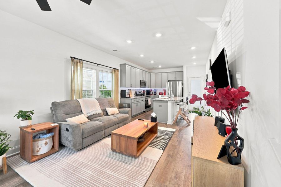 Furnished interior view inside a new home in , Wando (Image 5).