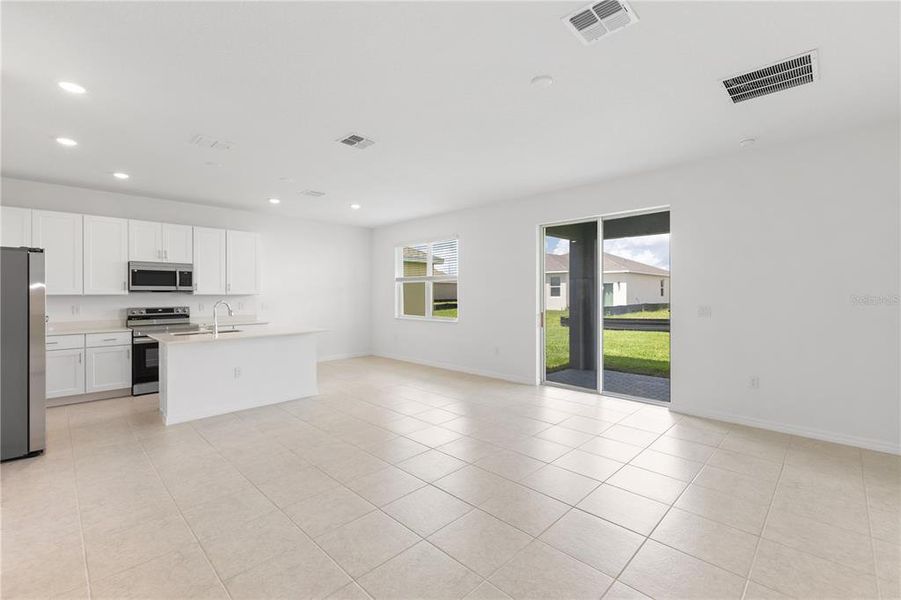 Spacious, unfurnished interior of a new home in Cypress Park Estates, Haines City (Image 7).