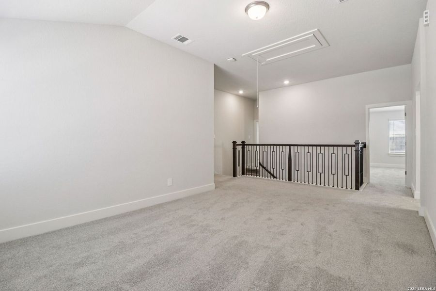 Spacious, unfurnished interior of a new home in Thomas Pond, San Antonio (Image 23).