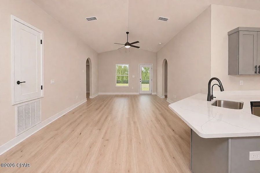 Spacious, unfurnished interior of a new home in College Station, Panama City (Image 8).