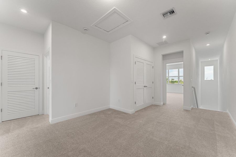 Spacious, unfurnished interior of a new home in Avila, Jensen Beach (Image 11).