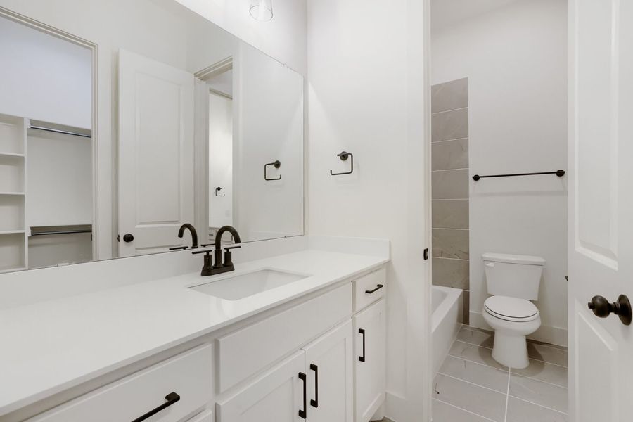 1105 Brookwood - Full Bathroom