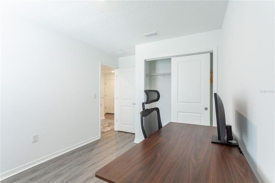 Spacious, unfurnished interior of a new home in , Sarasota (Image 28).