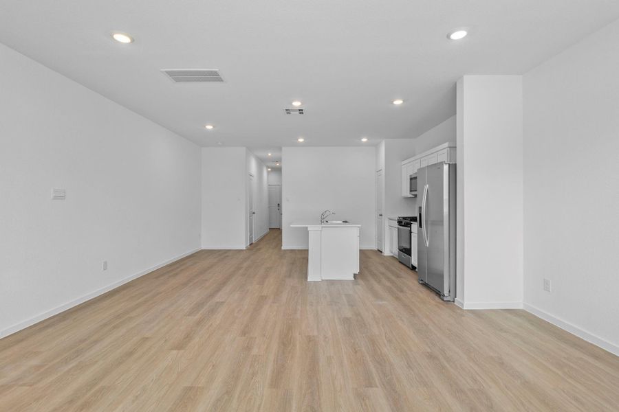 Spacious, unfurnished interior of a new home in Legacy Park, Houston (Image 15).