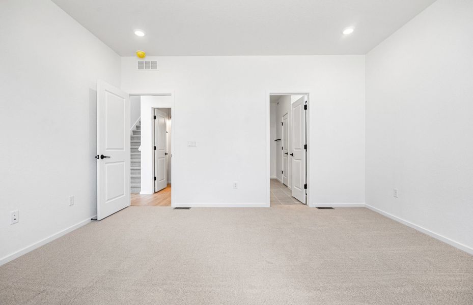 Spacious, unfurnished interior of a new home in Harvest Crossing, Aurora (Image 32).