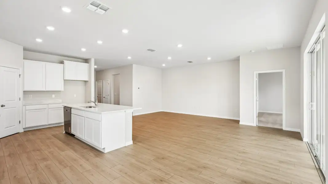 Spacious, unfurnished interior of a new home in Legacy Preserve, Parrish (Image 15).