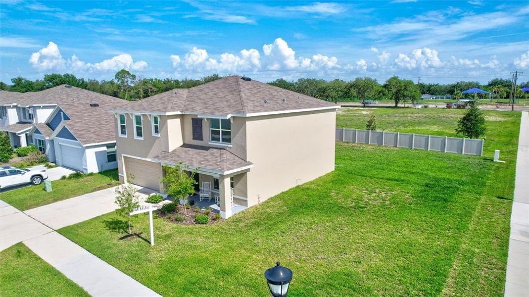 Exterior details and patio area of a home in , Tampa (Image 4).