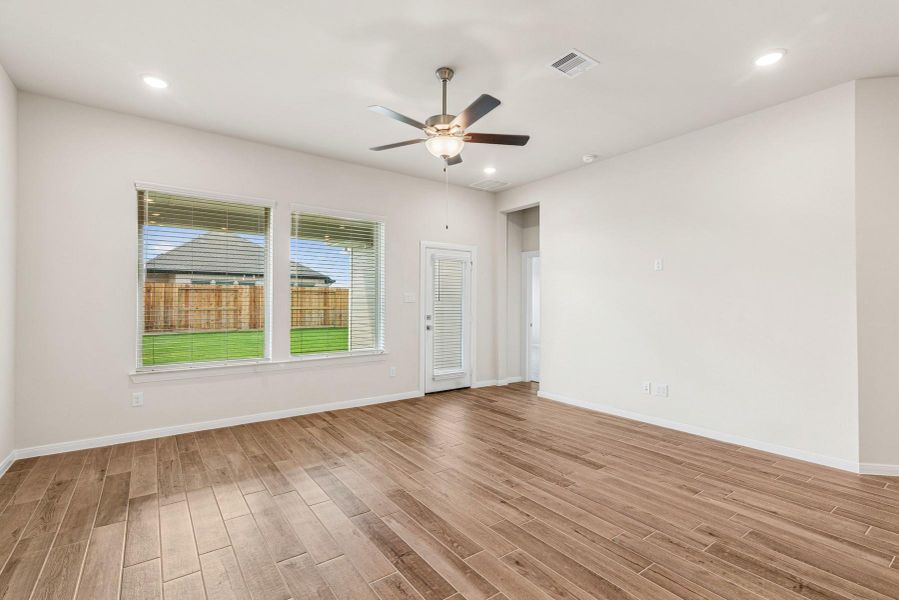 Spacious, unfurnished interior of a new home in Jordan Ranch 45' Homesites, Fulshear (Image 15). Spacious, unfurnished interior of a new home in Jordan Ranch 45' Homesites, Fulshear (Image 15).