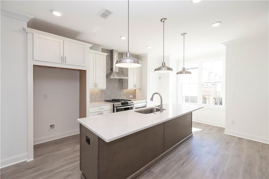 vanilla perimeter cabinets and a warm latte color for the island - quartz countertop, single bowl sink
Pictures represent a previously built home not the actual home vanilla perimeter cabinets and a warm latte color for the island - quartz countertop, single bowl sink
Pictures represent a previously built home not the actual home