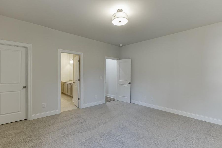 Spacious, unfurnished interior of a new home in , Bishop (Image 43).