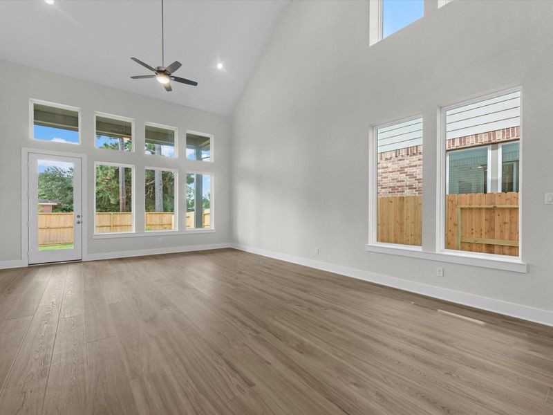 Spacious, unfurnished interior of a new home in Oakhill Reserve, Tomball (Image 14).