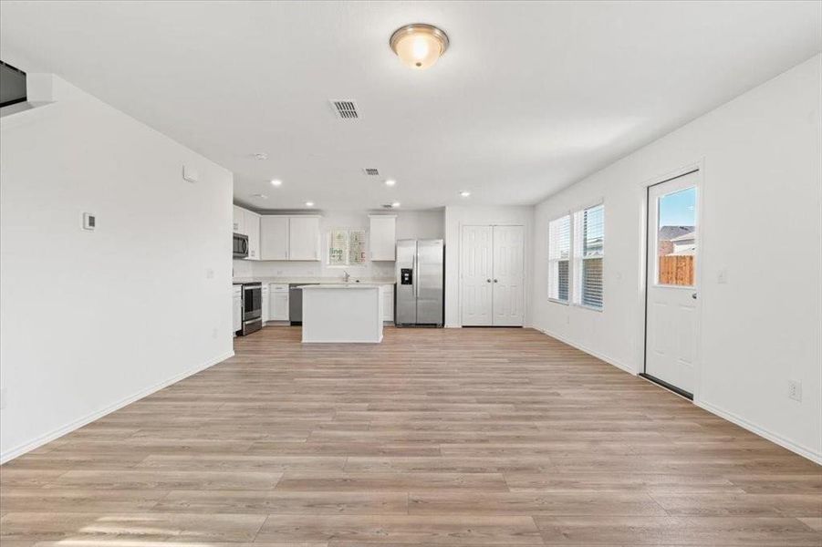Spacious, unfurnished interior of a new home in Lake Meadow, Princeton (Image 19).