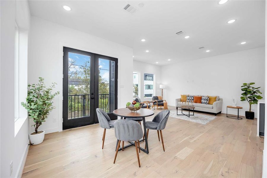 Spacious and bright dining area with balcony