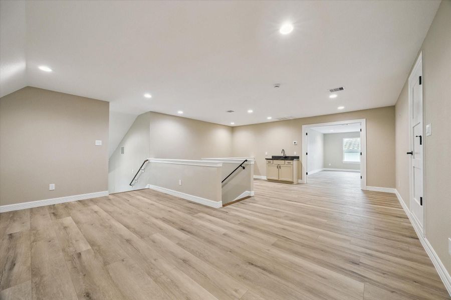 Spacious, unfurnished interior of a new home in , Kemah (Image 36).