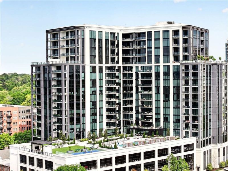 Condo located in Atlanta, GA showcasing its design and architecture (Image 32).