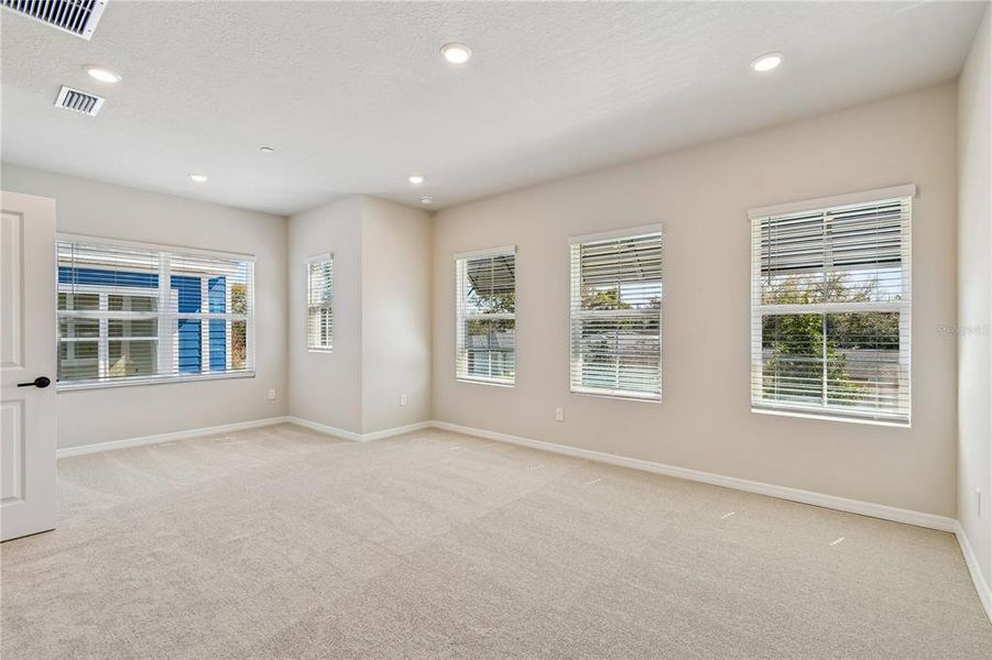 Spacious, unfurnished interior of a new home in , Orlando (Image 25).