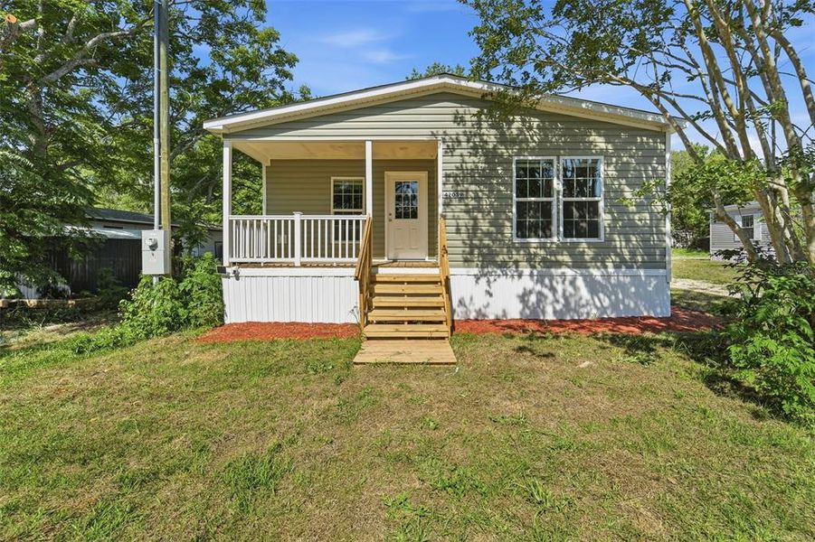 Exterior details and patio area of a home in , Deland (Image 19).