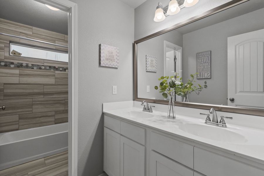 Representative furnished interior of a home built from the The Bellagio – 425SSC3CG by Saratoga Homes in Crossland, El Paso (Image 15).