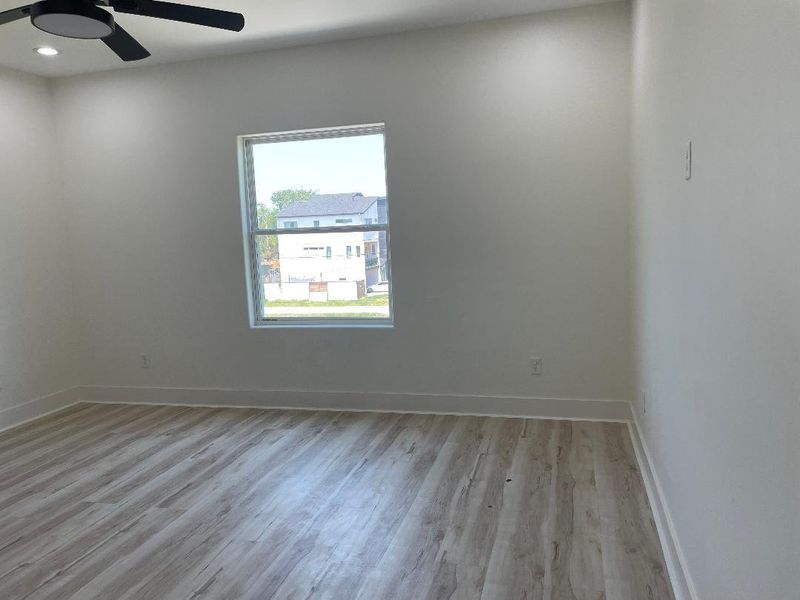 Secondary bedroom (ceiling fans in every bed room)