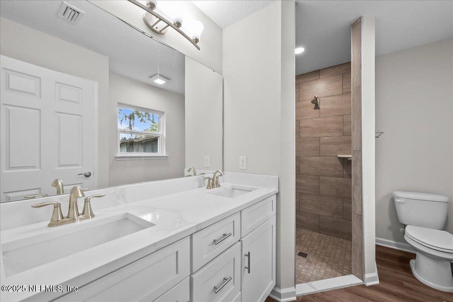 Furnished interior view inside a new home in , Palatka (Image 5).