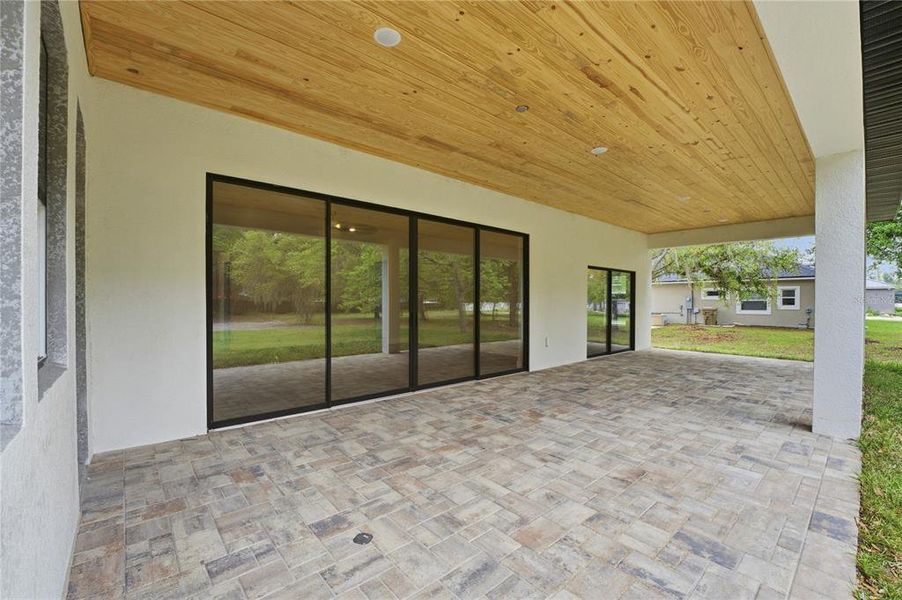 Exterior details and patio area of a home in , Kissimmee (Image 30).