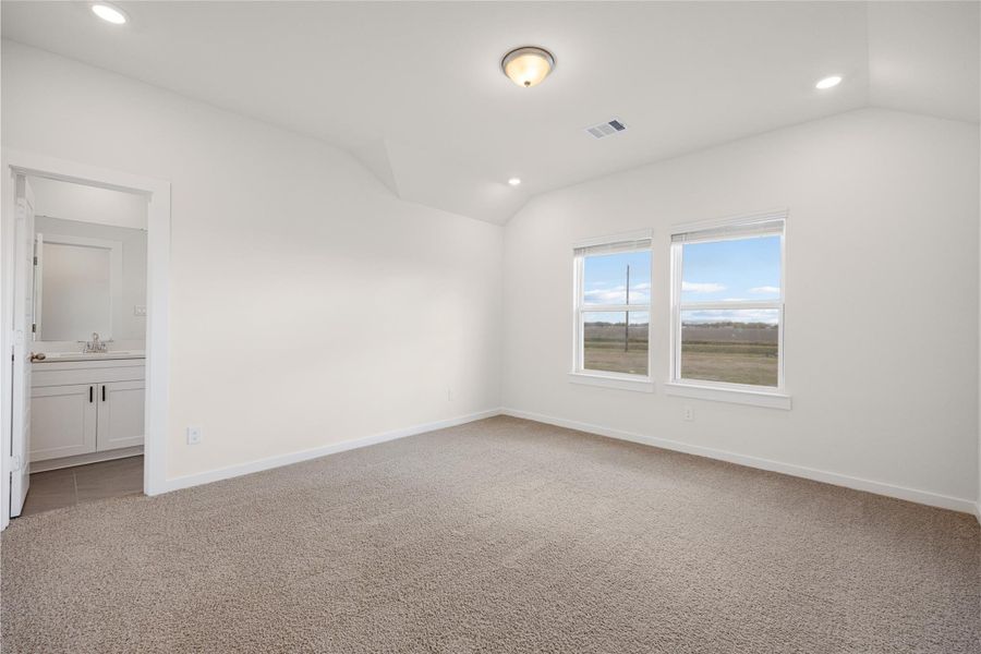 Spacious, unfurnished interior of a new home in Creekhaven, Iowa Colony (Image 30).