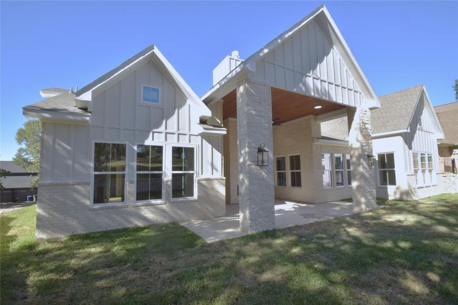 Exterior details and patio area of a home in , Huntsville (Image 4).