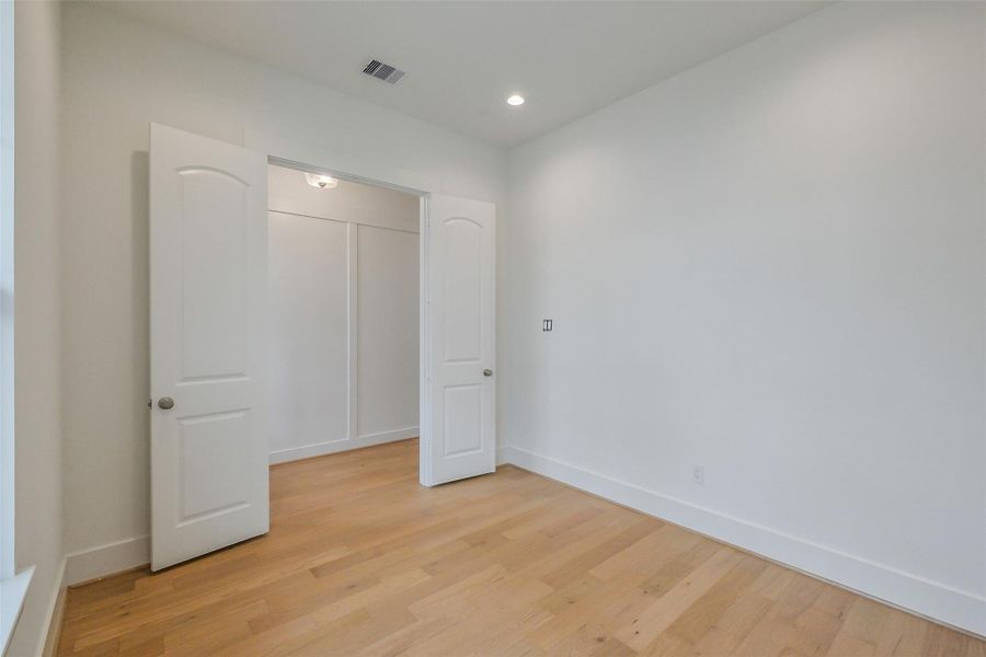 Spacious, unfurnished interior of a new home in Timbergrove Trails, Houston (Image 36).