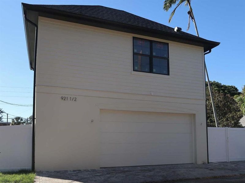Exterior details and patio area of a home in , St. Petersburg (Image 3).