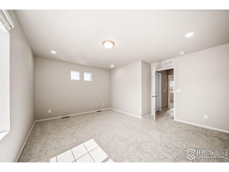 Spacious, unfurnished interior of a new home in Thompson River Ranch, Johnstown (Image 21).