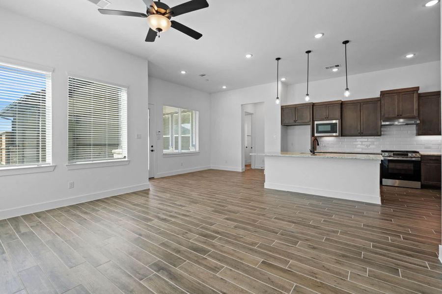 Spacious, unfurnished interior of a new home in Riceland, Mont Belvieu (Image 17).