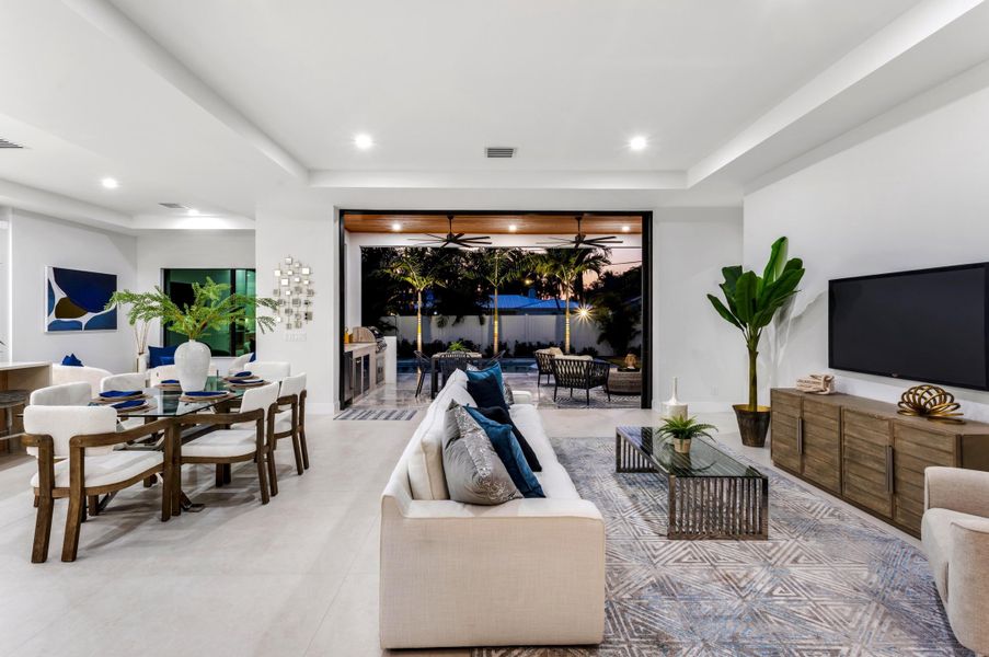 mls_LIVING_STRAIGHT_EB