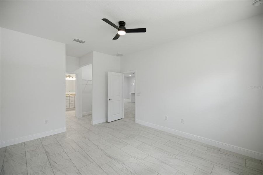 Spacious, unfurnished interior of a new home in , Citrus Springs (Image 24).