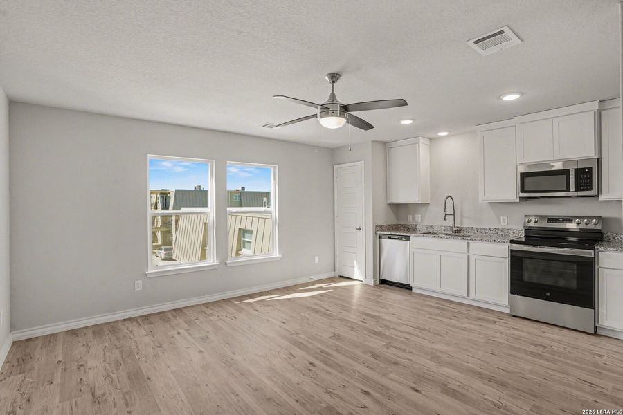 Spacious, unfurnished interior of a new home in , San Antonio (Image 17).