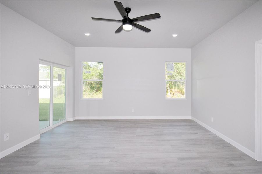 Spacious, unfurnished interior of a new home in , Sebring (Image 27).