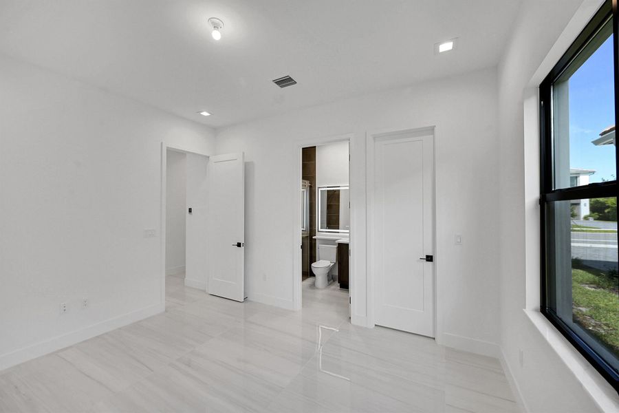 Spacious, unfurnished interior of a new home in Apex at Avenir, Palm Beach Gardens (Image 19).
