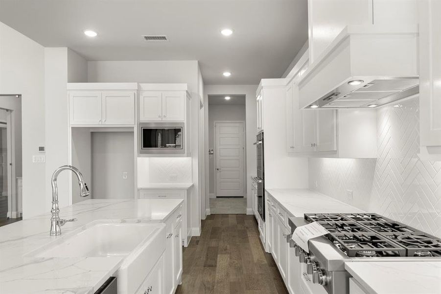 14. 3208 Patterson - Kitchen (3)