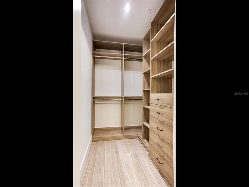 Spacious, unfurnished interior of a new home in , Tampa (Image 24).