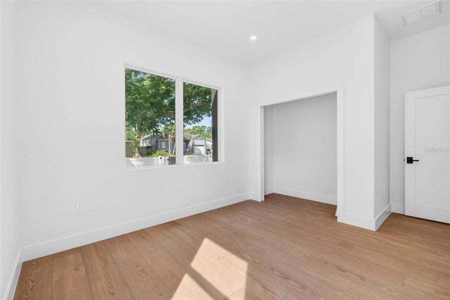 Spacious, unfurnished interior of a new home in , St. Petersburg (Image 33).