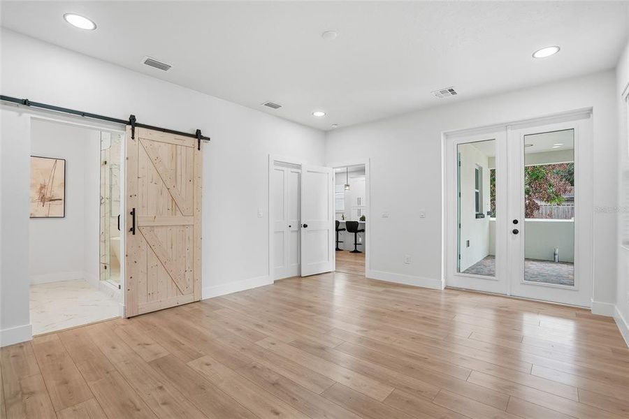 Spacious, unfurnished interior of a new home in , Tampa (Image 21).