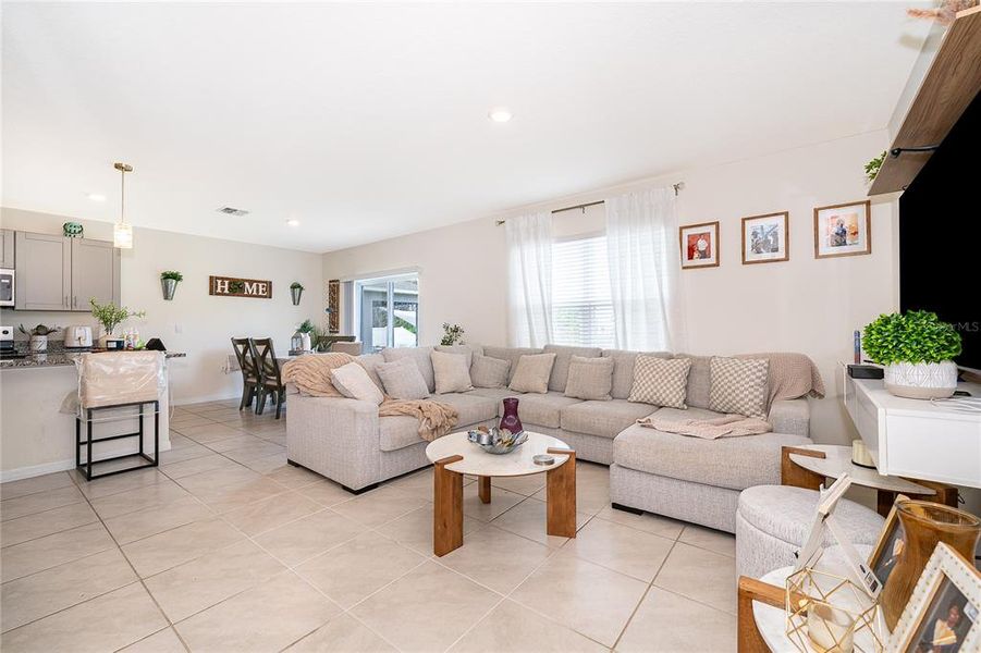 Furnished interior view inside a new home in Kindred, Kissimmee (Image 9).
