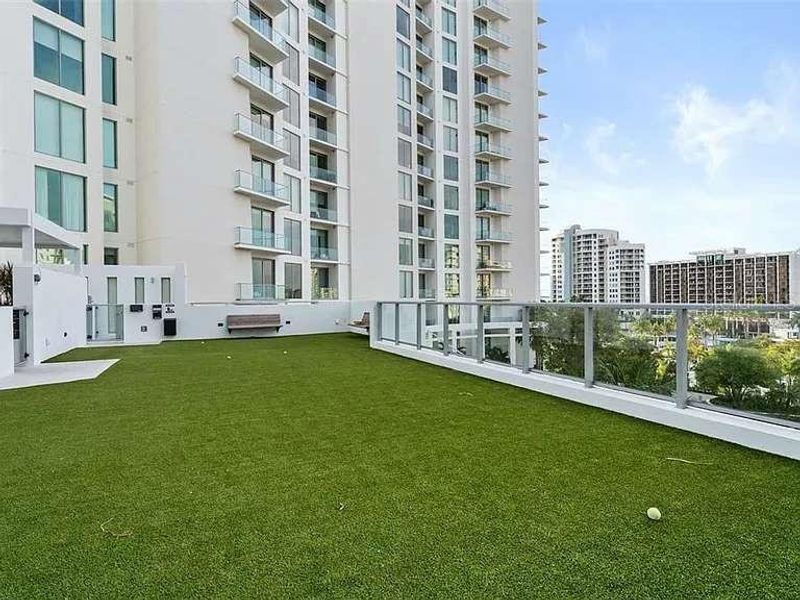 Condo located in Sarasota, FL showcasing its design and architecture (Image 3).