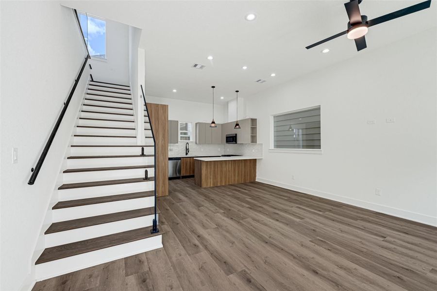 Open concept Entry with Luxury glass staircase Open concept Entry with Luxury glass staircase