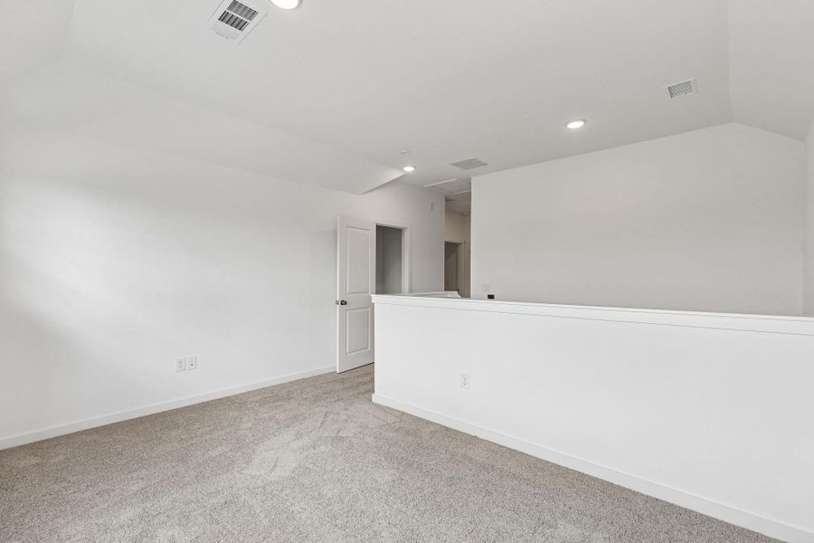 Spacious, unfurnished interior of a new home in Ellerden, Tomball (Image 27).