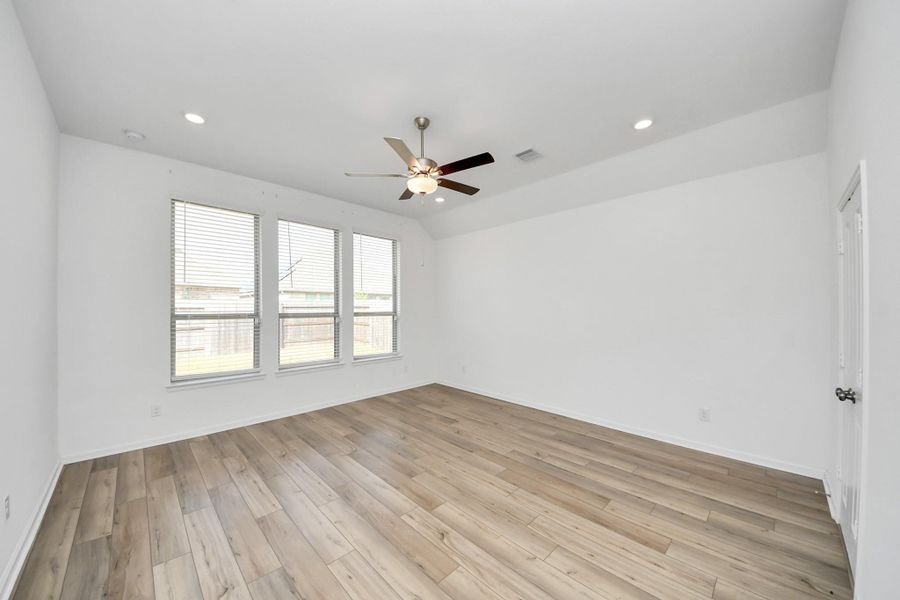 Spacious, unfurnished interior of a new home in Tavola: Fairway Collection, New Caney (Image 18).