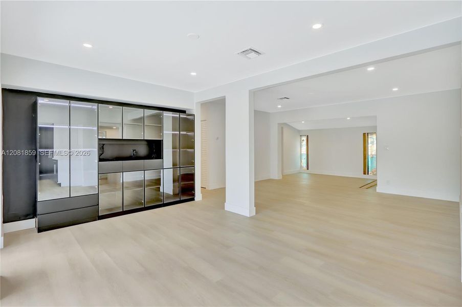 Spacious, unfurnished interior of a new home in , Fort Lauderdale (Image 54).