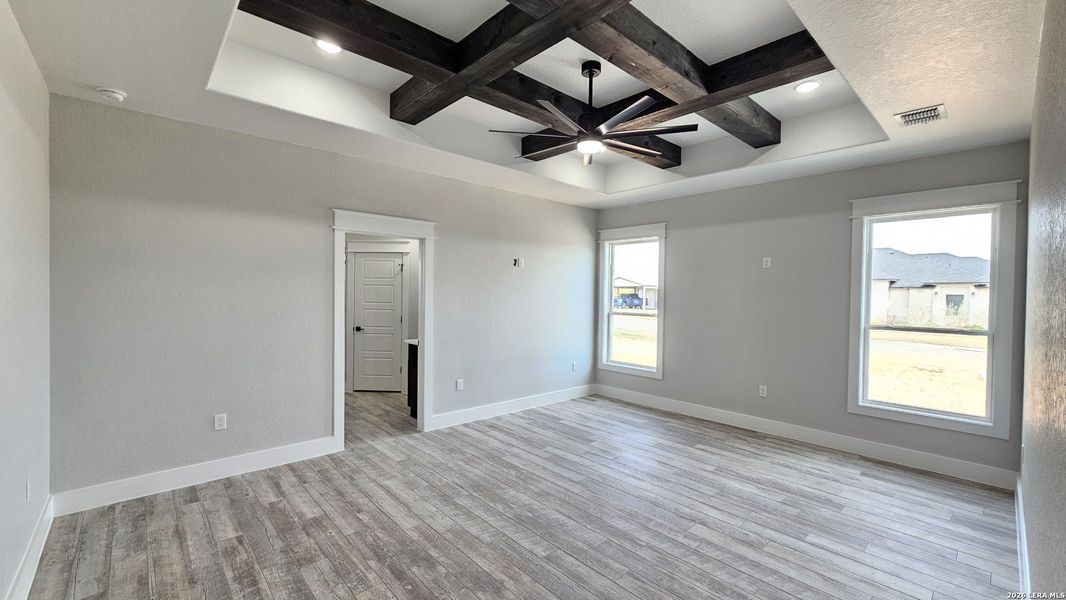 Spacious, unfurnished interior of a new home in , La Vernia (Image 25).