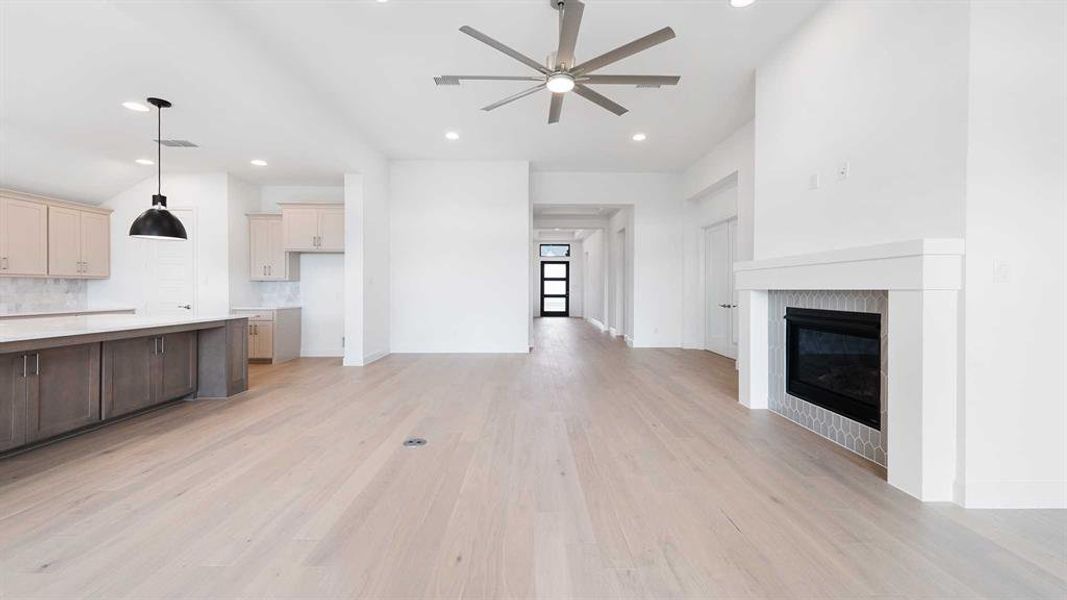 Spacious, unfurnished interior of a new home in Myrtle Creek 71', Waxahachie (Image 14).