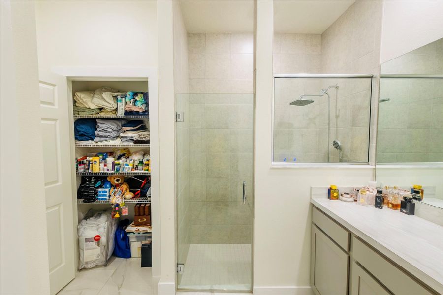 Exterior details and patio area of a home in , Port St. Lucie (Image 20).
