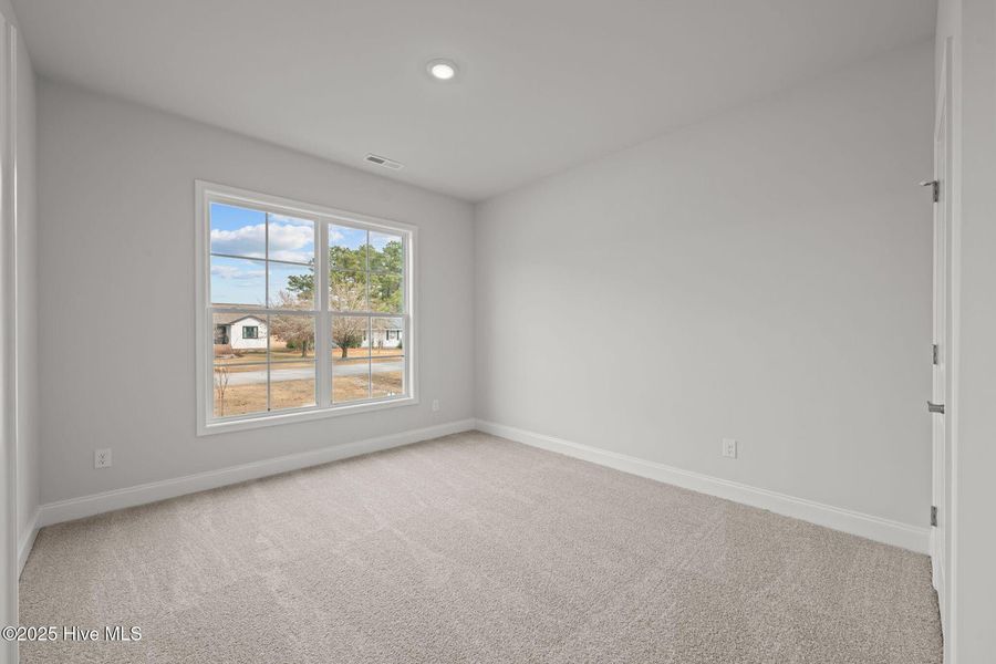 Spacious, unfurnished interior of a new home in Fairfield Harbour, New Bern (Image 17).